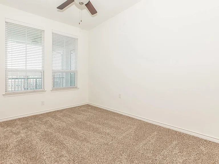 Green Oaks Apartments — Photo 34