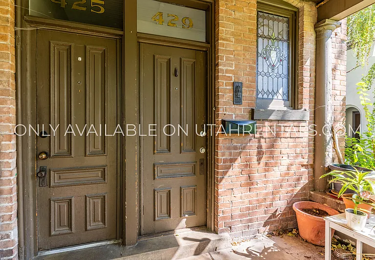429 E Center St — Photo 5