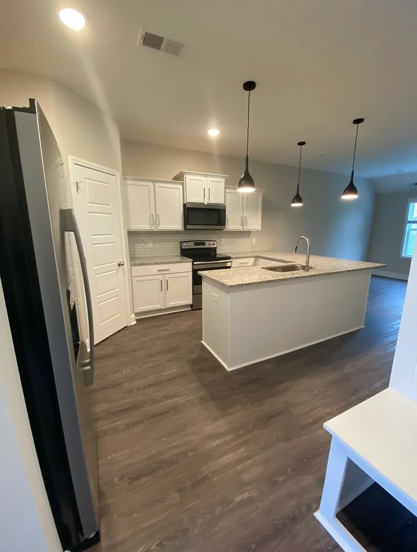 1024 Glenkirk Drive - C — Photo 2
