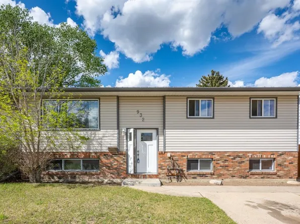 932 S 22nd St NE, Medicine Hat, AB T1C 1L7