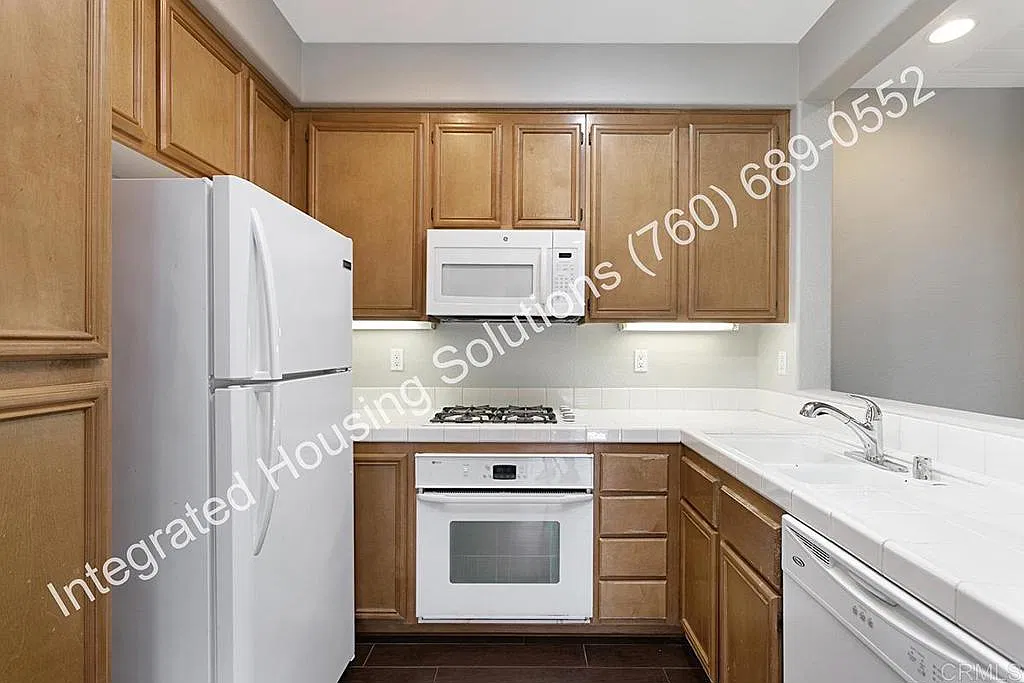2 bed, 2.0 bath, 1026 sqft, $3,200 — Photo 4