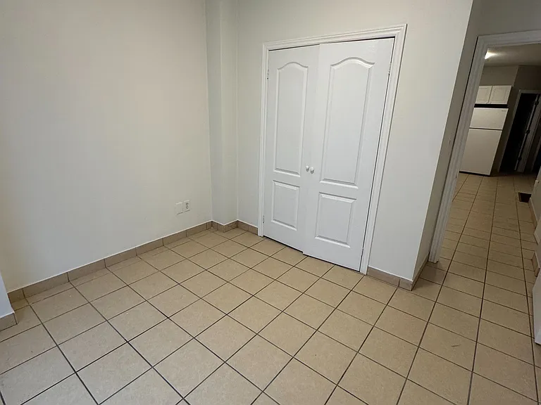 1136 Dufferin St #MAIN — Photo 4