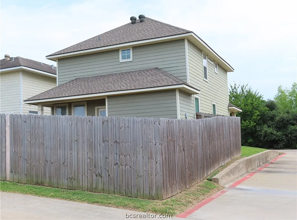 4 bed, 1710 sqft, $1,900 — Photo 3