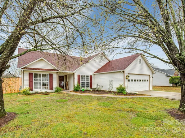 908 Woodhill Dr, Fletcher, NC 28732
