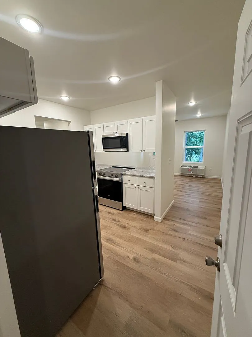 2 Bedroom 1 Bathroom Apartment — Photo 3