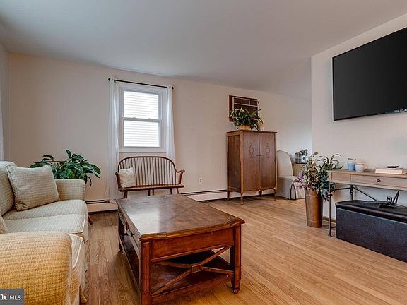 5th image of 906 Berks St