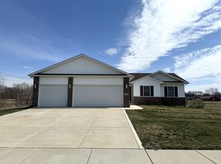 611 Juniper St NW, Demotte, IN 46310