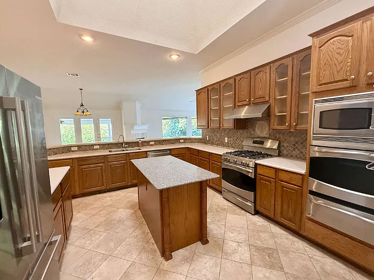 6106 Skahan Ln — Photo 8