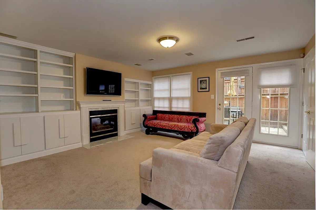 2 bed, 2100 sqft, $4,200 — Photo 3