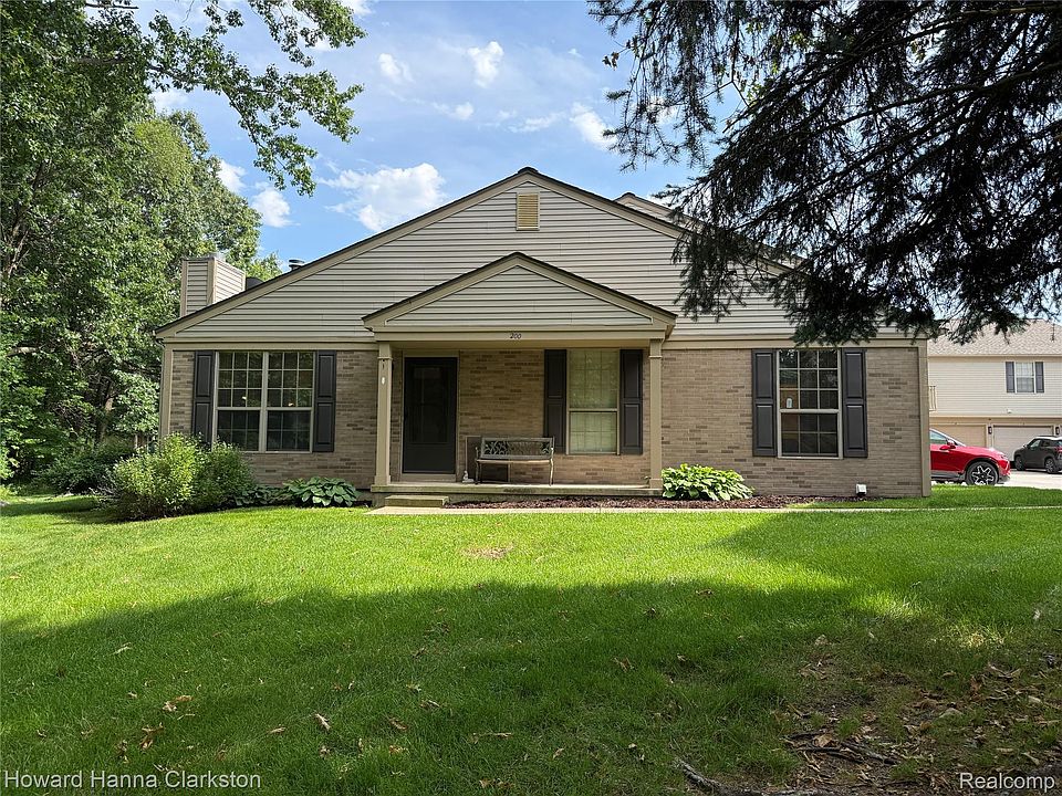 1st image of 200 Pine Tree Ridge Dr