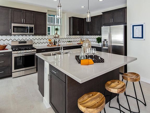 Kitchen with large island