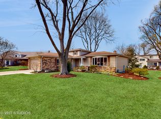 1037 Lilac Ct, Libertyville, IL