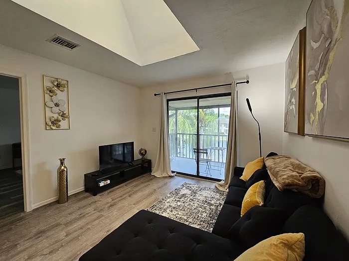 2 bed, 2.0 bath, 806 sqft, $1,650 — Photo 2
