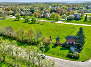 8501 Country Shire Ln, Spring Grove, IL 60081