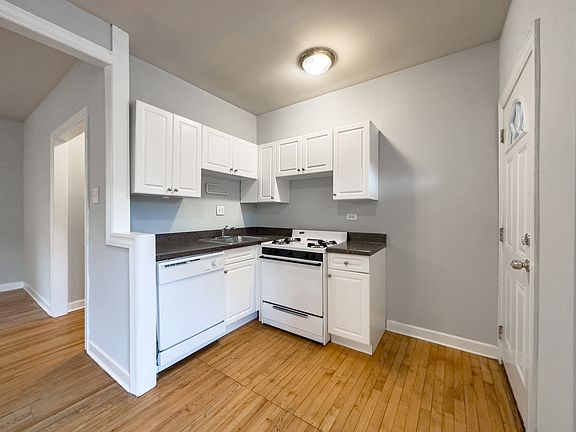 2nd image of 3724.5 N Pine Grove Ave #E5