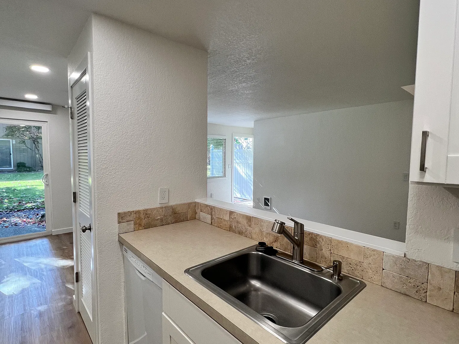 302 To 304 Dennis St SW — Photo 2