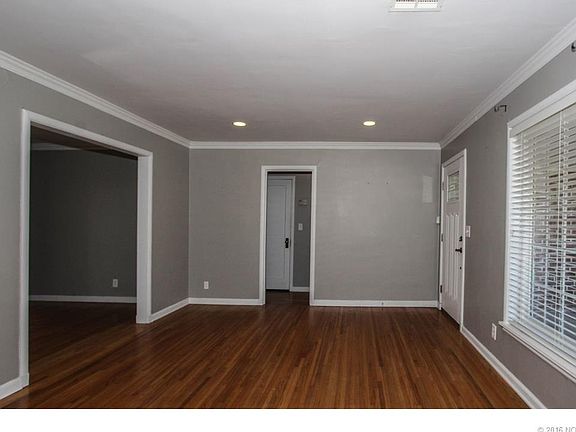 5th image of 1917 S Knoxville Ave