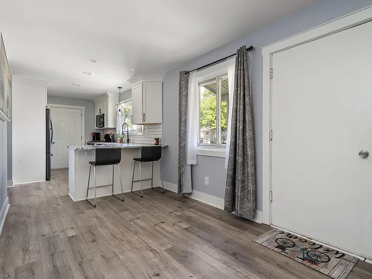5458 Military Ave — Photo 8