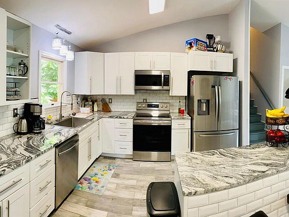 4th image of 452 Lincoln Dr