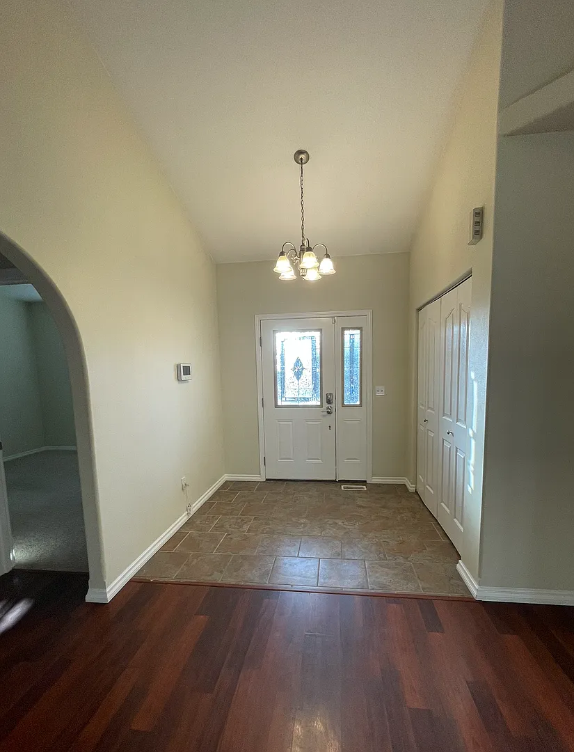 Private and conveniently located 3 bedroom/ 2 bath Ranch home with oversize 2 car garage on over ... — Photo 3