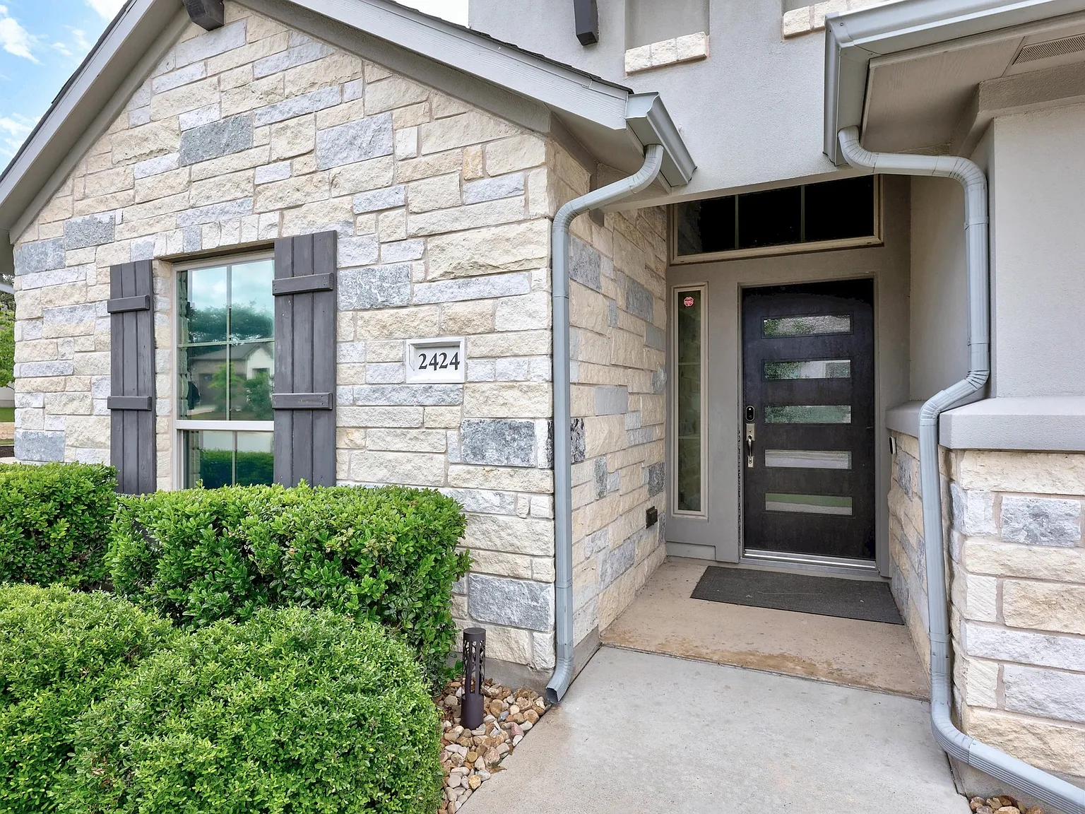4 bed, 2489 sqft, $2,795 — Photo 3