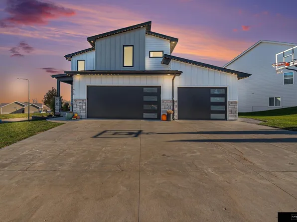 910 Sycamore Dr, Arlington, NE 68002