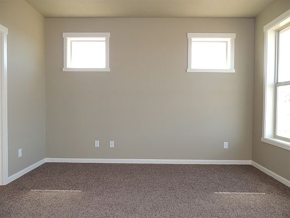 5th image of 915 Country Ave NE