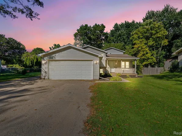 2522 Candlewick Dr, Orion, MI 48359