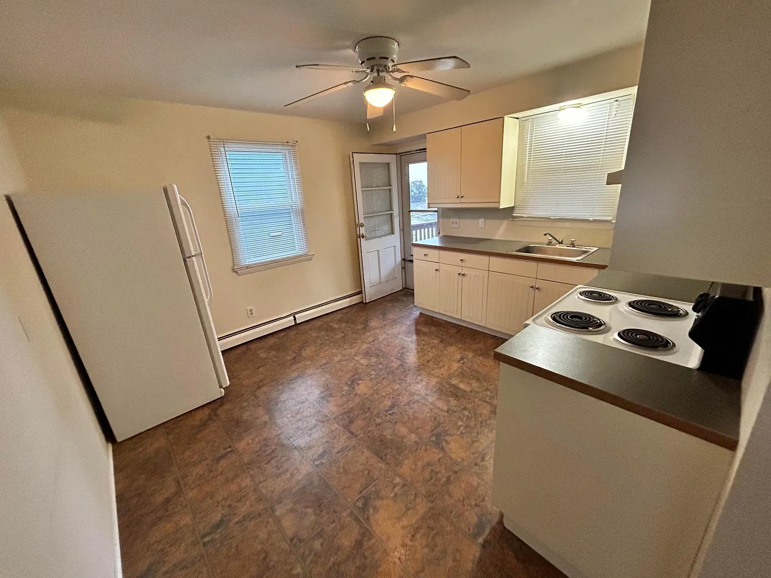 3 bed, 936 sqft, $2,300 — Photo 2