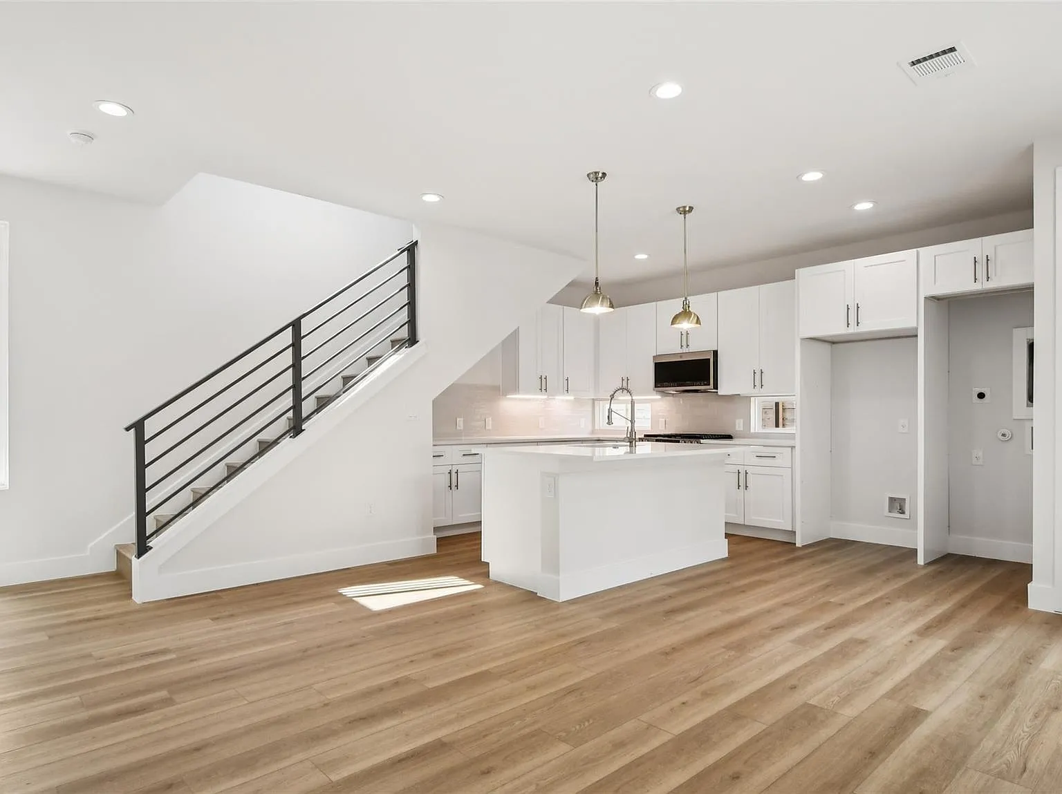 2 bed, 2.5 bath, 1033 sqft, $2,300 — Photo 4