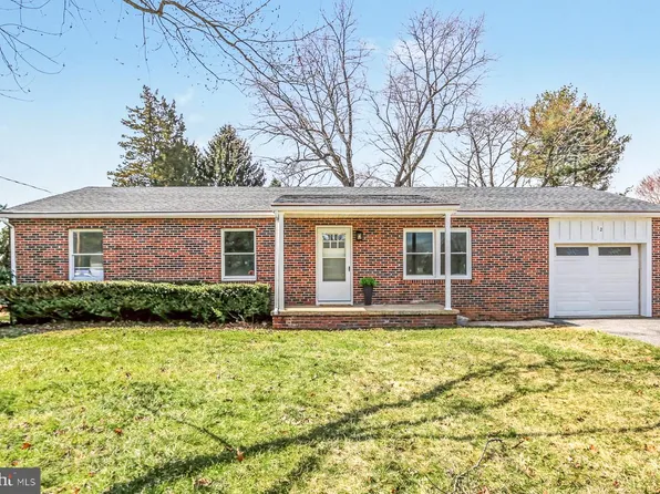 12 Locust St, Stewartstown, PA 17363