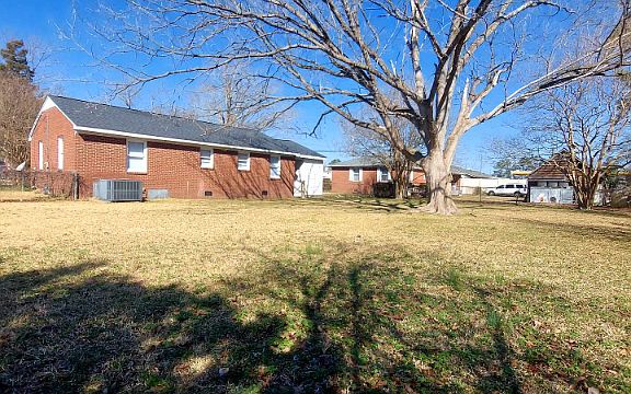 4th image of 1105 Cedar Ln