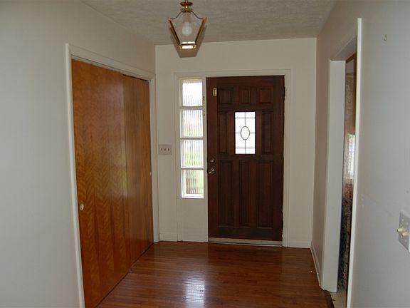 2nd image of 1587 Oakmont Dr