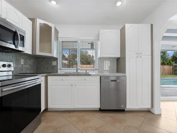 2441 Tarpon Dr, Hollywood, FL 33023