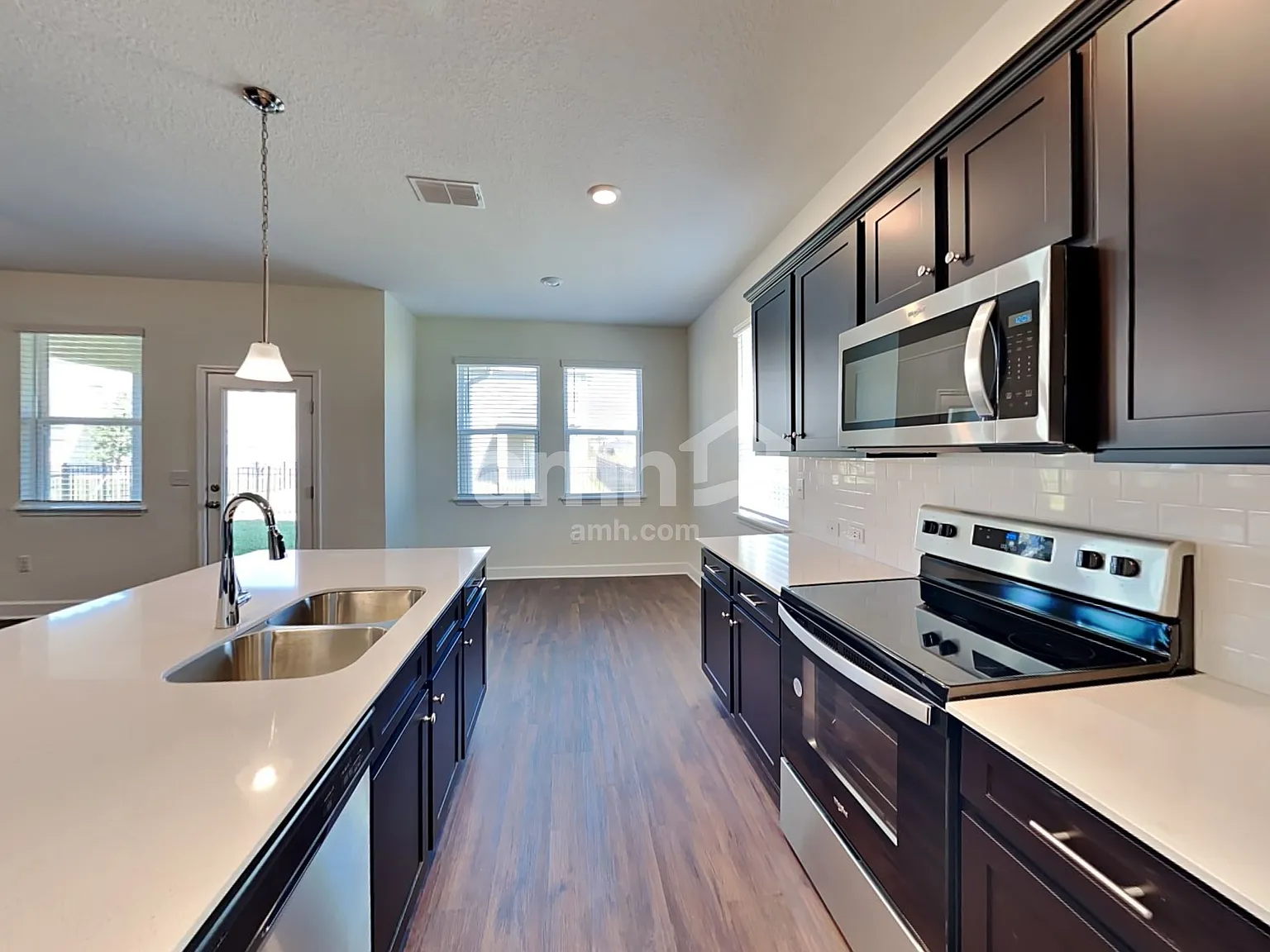 5 bed, 3.0 bath, 2525 sqft, $2,880 — Photo 3