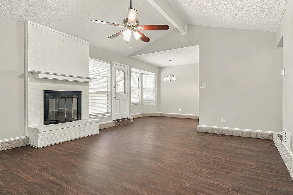 3 bed, 2.0 bath, 1356 sqft, $1,900 — Photo 4