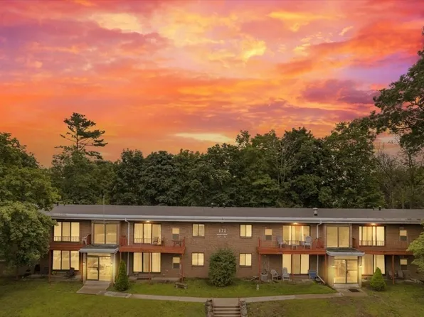 171 Highland St APT 201, Taunton, MA 02780