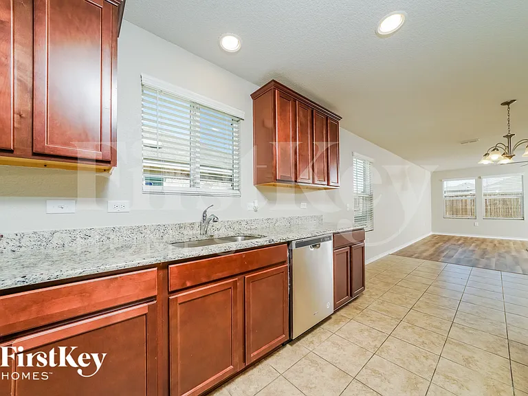 1505 Vernon Dr — Photo 9