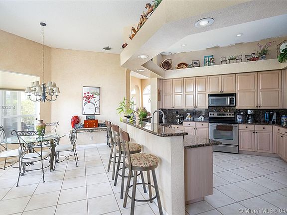4th image of 16415 Mariposa Cir N