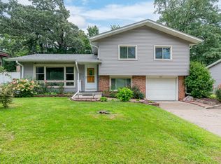 803 16th St, Bettendorf, IA 52722