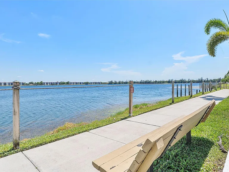 105 Lake Emerald Dr #406 — Photo 27