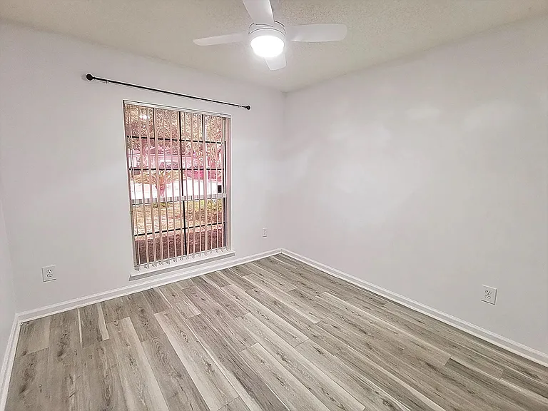 2107 Willesdon Dr E — Photo 14