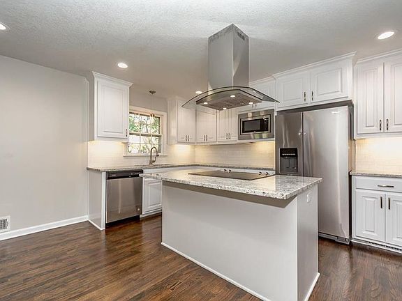 3rd image of 1015 E 110th St
