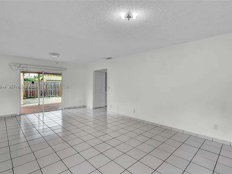 768 SW 9th St — Photo 10
