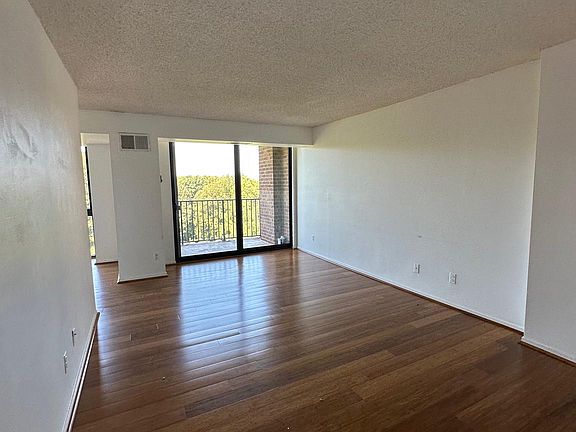 3rd image of 2300 Pimmit Dr APT 1017