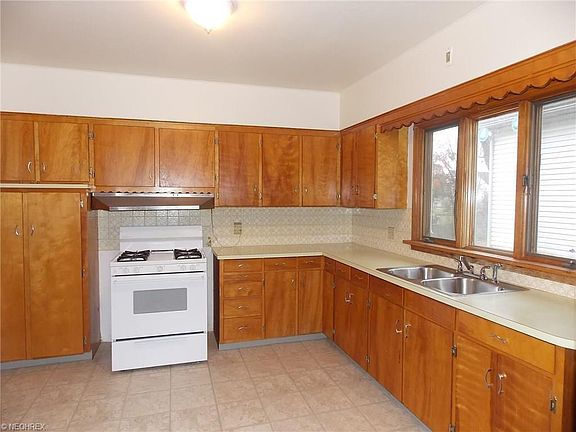 5th image of 335 E Lake Ave