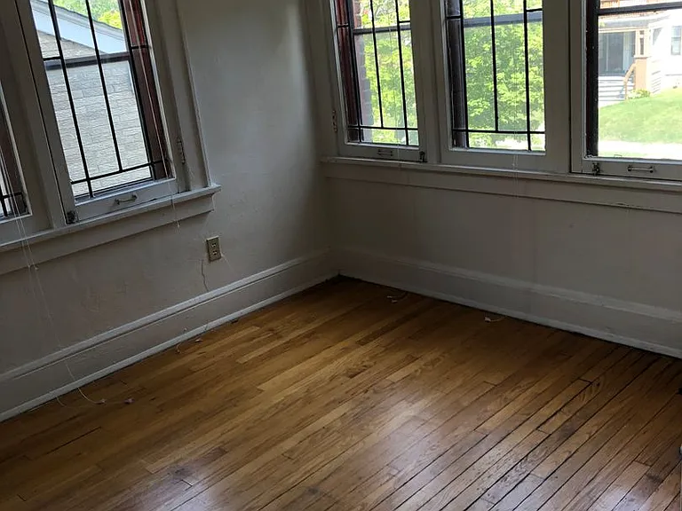 Newport Manor — Photo 33