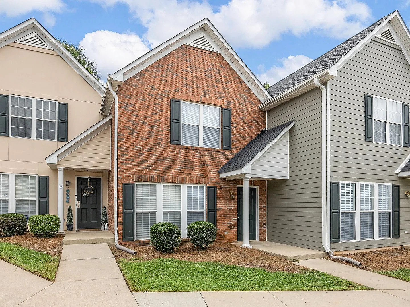 Freshly Renovated 2 BR, 2.5 BA Townhome Centrally Located between Spartanburg & Downtown Greenville — Photo 2