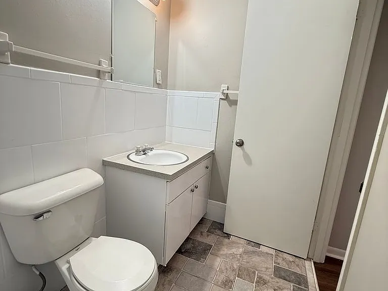 Executive House Apartments — Photo 47