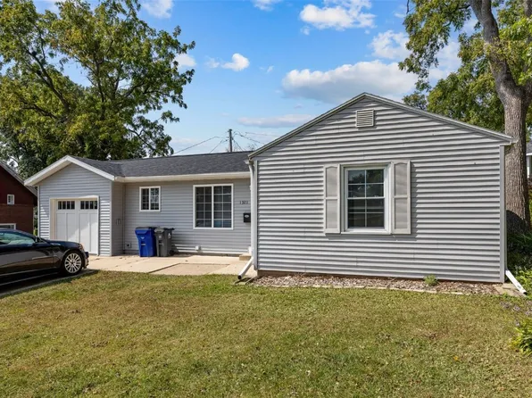 1321 Elmhurst Dr NE, Cedar Rapids, IA 52402